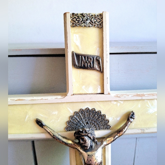 Wooden crucifix garnished with plasticized mother-of-pearl - Picture 5 of 10